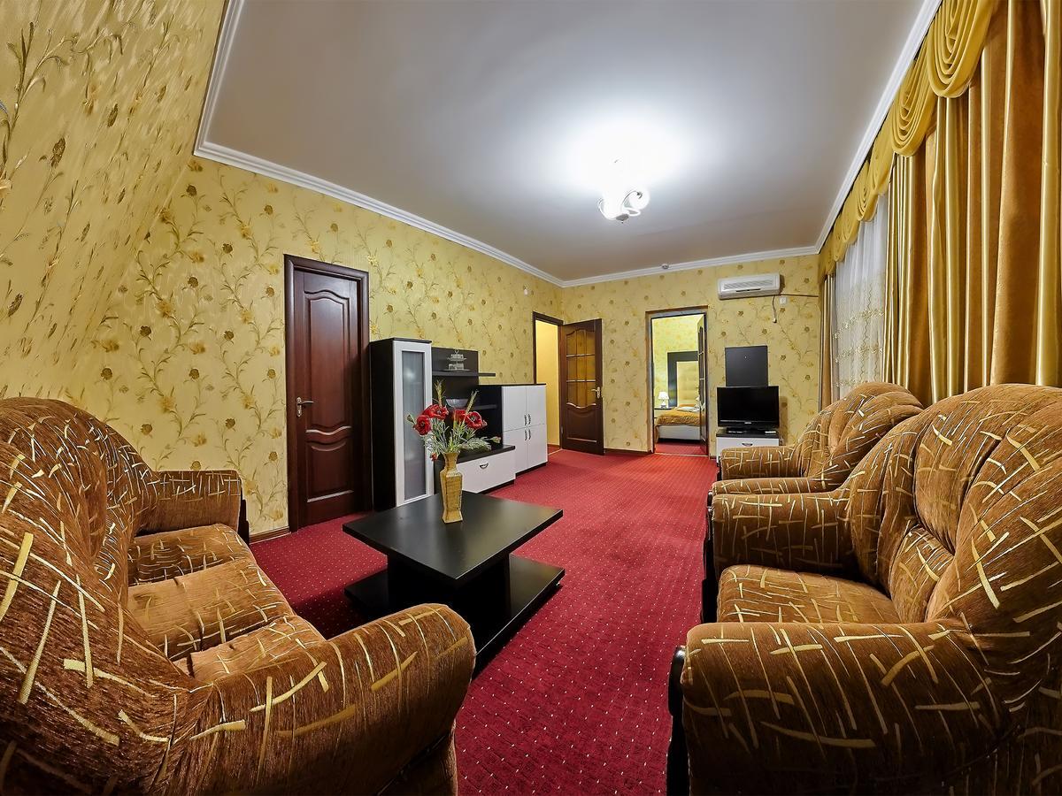 Номер-студіо з ліжком розміру "queen-size" та диван-ліжком